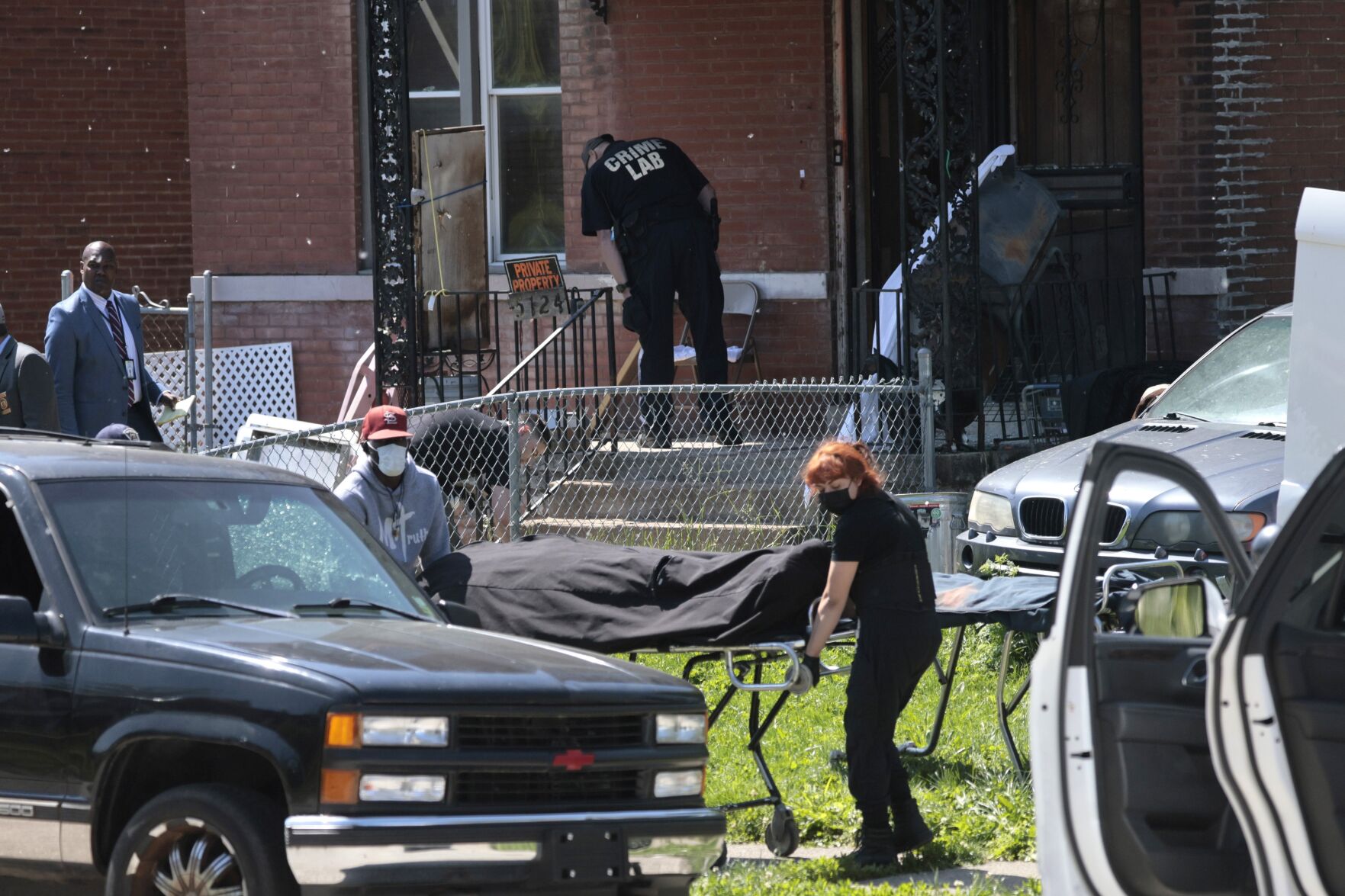Cops find 3 bodies at north 51黑料 house, kill suspect in shootout